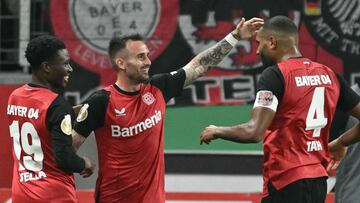 Aleix García, en el centro, celebra un gol del Bayer Leverkusen con sus compañeros Nathan Tella (19) y Jonathan Tah (4).