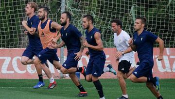 Algunos jugadores del Cádiz durante una sesión de entrenamiento.