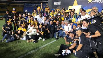 Tigres festejando el campeonato en el Estadio Universitario.