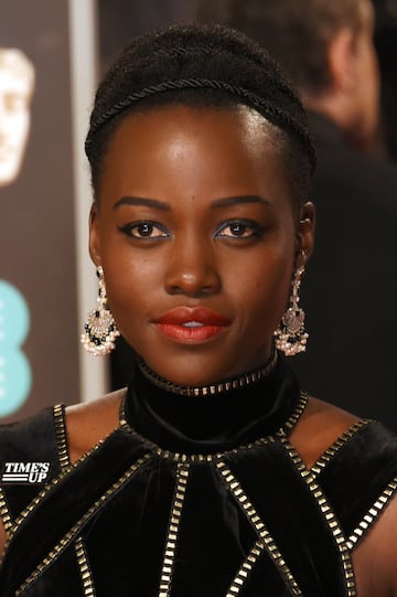 Lupita Nyong'o acudió con el pin Time's Up.