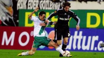 Ersan Gülüm conduce el balón.