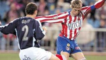 <b>DE NUEVO, DECISIVO. </b>Graff intenta quitarle el balón a Fernando Torres, que acabaría resolviendo la eliminatoria con un penalti muy polémico.