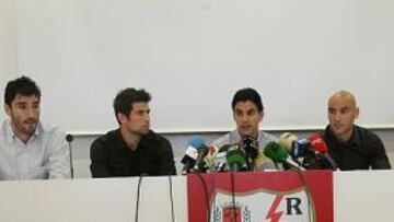<b>EXPLICACIÓN. </b>Cobeño, Coke, Míchel y Movilla, los capitanes el Rayo, y Sandoval, el técnico, durante la conferencia de Prensa de ayer.