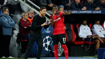 LEVERKUSEN, GERMANY - OCTOBER 12: Xabi Alonso head coach of Bayer 04 Leverkusen and Callum Hudson-Odoi of Bayer 04 Leverkusen gestures during the UEFA Champions League group B match between Bayer 04 Leverkusen and FC Porto at BayArena on October 12, 2022 in Leverkusen, Germany. (Photo by Joachim Bywaletz/DeFodi Images via Getty Images)