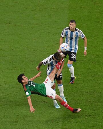 El mexicano Hirving Lozano mete el pie a la altura de la cabeza del jugador argentino, Lisandro Martínez. 
 