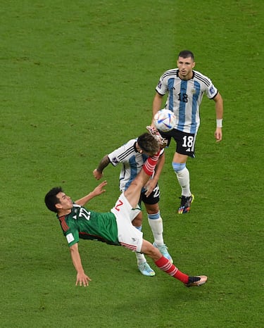 El mexicano Hirving Lozano mete el pie a la altura de la cabeza del jugador argentino, Lisandro Martínez. 
 