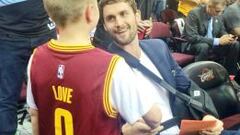 Kevin Love, con el brazo en cabestrillo, saludo a un fan de los Cleveland Cavaliers.