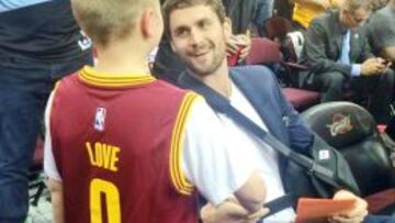 Kevin Love, con el brazo en cabestrillo, saludo a un fan de los Cleveland Cavaliers.