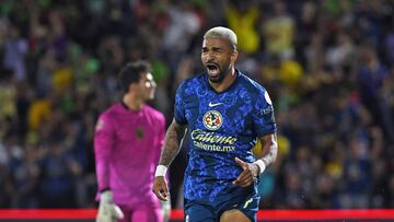 Rodrigo Aguirre festeja su primer gol con el América.