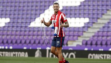 Mario Hermoso, con un trozo recortado de la red de la portería de Valladolid. Una de las curiosas históricas de LaLiga del Atlético ganada en Zorrilla.