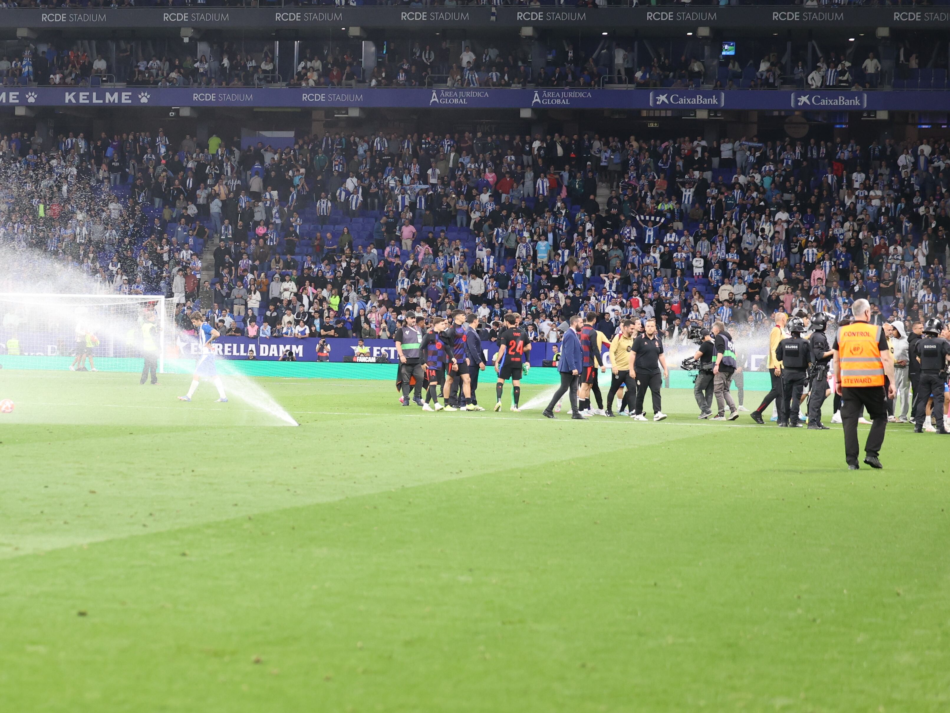 El Espanyol enciende los aspersores para evitar la celebración del Barça