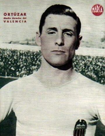 El defensor también se coronó dos veces campeón con el Valencia (Liga) en las temporada 1943-1944 y 1946-1947. Jugó 40 partidos en ambos duelos.