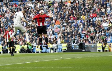 El jugador del Real Madrid Benzema marca de cabeza el 1-0 al Athletic Club. 