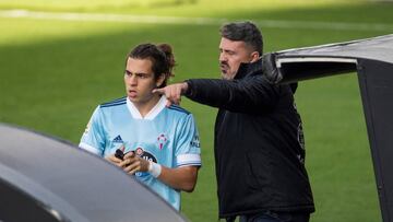 Óscar García da indicaciones a Miguel Rodríguez durante el partido contra el Atlético.