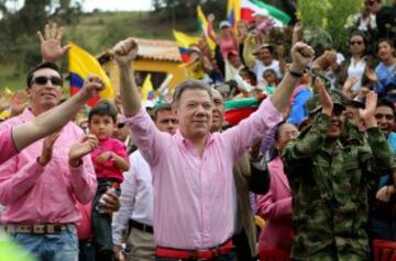 El presidente de Colombia, Juan Manuel Santos (c), celebra el título de campeón del colombiano Nairo Quintana en el Giro de Italia en Combita, departamento de Boyacá, Colombia. Al grito de "Campeón, Nairo campeón", el pueblo de agricultores del centro de Colombia, estalló en júbilo para celebrar la hazaña conseguida por su hijo ilustre, el primero de un ciclista latinoamericano en esa carrera. 