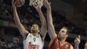 Felipe Reyes trata de anotar ante Aleks Maric.