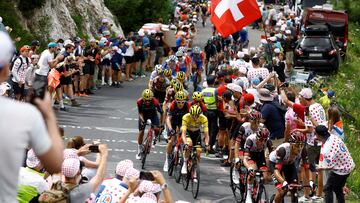 Cycling - Tour de France - Stage 9 - Aigle to Chatel les Portes du Soleil - Switzerland - July 10, 2022 General view of Uae Team Emirates' Tadej Pogacar wearing the overall leader's yellow jersey and Ineos Grenadiers' Geraint Thomas in action with riders during stage 9 REUTERS/Christian Hartmann     TPX IMAGES OF THE DAY