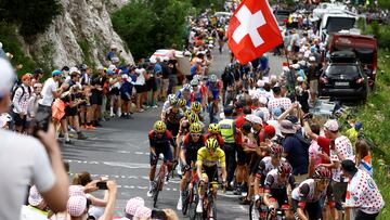 Cycling - Tour de France - Stage 9 - Aigle to Chatel les Portes du Soleil - Switzerland - July 10, 2022 General view of Uae Team Emirates' Tadej Pogacar wearing the overall leader's yellow jersey and Ineos Grenadiers' Geraint Thomas in action with riders during stage 9 REUTERS/Christian Hartmann     TPX IMAGES OF THE DAY