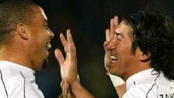Ronaldo y Zamorano celebran el primer gol del chileno en su partido de despedida.