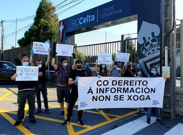 Fotógrafos y cámaras de televisión en las puertas de A Madroa, la Ciudad Deportiva del Celta de Vigo

