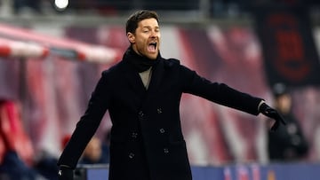 Leipzig (Germany), 20/01/2024.- Leverkusen's head coach Xabi Alonso reacts during the German Bundesliga soccer match between RB Leipzig and Bayer 04 Leverkusen in Leipzig, Germany, 20 January 2024. (Alemania) EFE/EPA/FILIP SINGER CONDITIONS - ATTENTION: The DFL regulations prohibit any use of photographs as image sequences and/or quasi-video.
