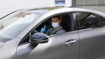 Diego González, saliendo de La Rosaleda en su vehículo.