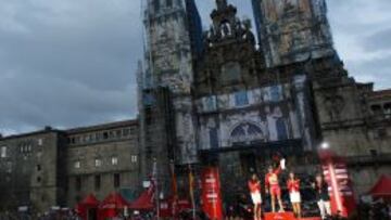 Precedente: Contador recibe los honores en la plaza del Obradoiro de Santiago de Compostela.
