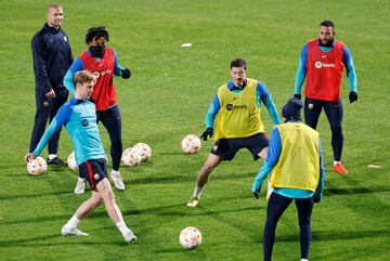 Lewandowski y De Jong en un rondo.