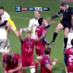 No se había visto nunca y el final no podía ser otro: gana y levanta al árbitro por los aires