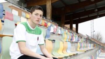 Alejandro Urrea, en las gradas del estadio del Pozuelo.