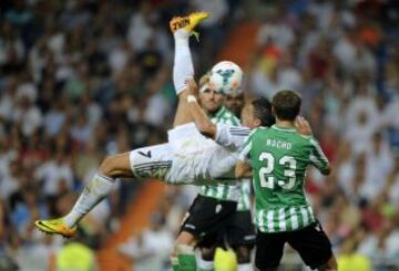 Real Madrid - Betis. Cristiano Ronaldo en una acción acrobática.