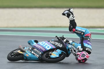 Joel Esteban tuvo esta aparatosa caída durante los entrenamientos de Moto3.