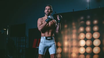 Hecher Sosa posa para la UFC.