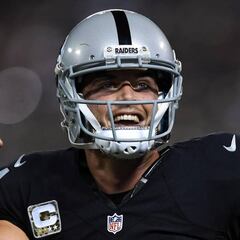 Raiders hacen a Derek Carr el jugador mejor pagado