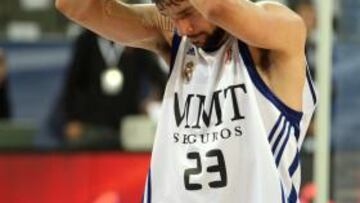 <b>GESTO. </b>Sergio Llull, pidiendo perdón a la afición el pasado sábado.