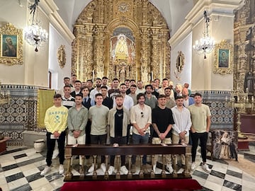 La plantilla del Extremadura en la ofrenda floral a la Virgen de la Piedad.