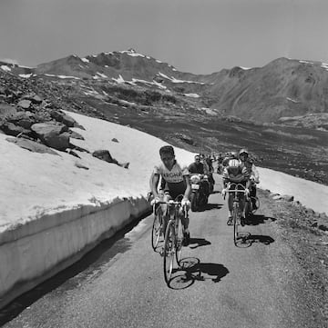 Federico Mart¨ªn Bahamontes es tecero en el Tour de Francia de 1964. En la imagen, el ?guila de Toledo con Jacques Anquetil en una etapa de monta?a de la carrera francesa.