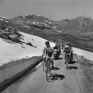 Federico Martín Bahamontes es tecero en el Tour de Francia de 1964. En la imagen, el Águila de Toledo con Jacques Anquetil en una etapa de montaña de la carrera francesa.