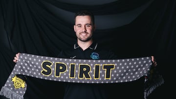 Jonatan Giráldez posa con la bufanda del Washington Spirit.
