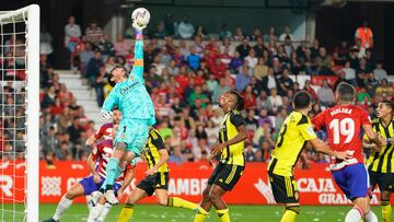 Cristian Álvarez despeja un balón por alto contra el Granada.