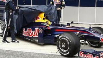 <b>PRESENTADO.</b> El nuevo RB5 del equipo Red Bull Racing ha sido presentado hoy en el circuito de Jerez con sus dos pilotos oficiales, Mark Webber y Sebastian Vettel.