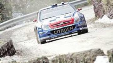 <b>ACCIDENTADO</b>. Sebastien Loeb dominó los tramos en la primera jornada, pero un accidente en el último le deja momentáneamente fuera.