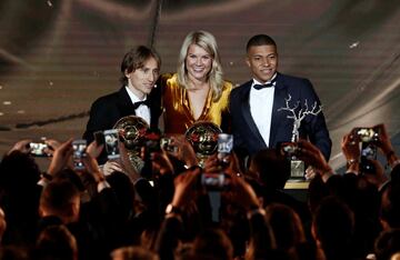 La jugadora noruega del Olympique de Lyon Ada Hegerberg, ganadora del Balón de Oro femenino, entre el jugador croata del Real Madrid Luka Modric, ganador del Balon de Oro y el jugador francés del PSG Kylian Mbappé, ganador el trofeo Kopa.