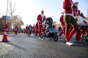 Varias personas durante la XIII Carrera de Pap¨¢ Noel, a 22 de diciembre de 2024, en Madrid (Espa?a).