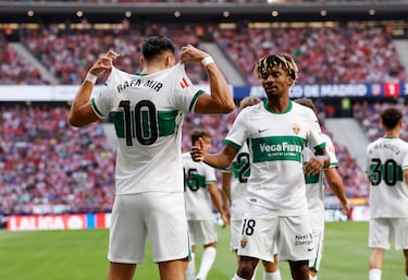 Rafa Mir celebra mostrando su dorsal al público. 