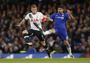 Alderweireld pelea por el esférico con Diego Costa.