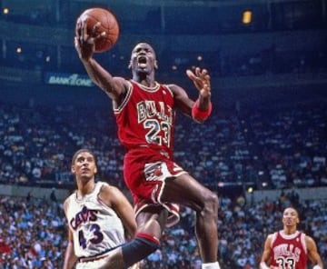 En el fútbol y en el beisbol hay un debate sobre quién es el mejor de la historia, pero no en el basquetbol. El título no pertenece a otro más que a "MJ". Ganó un título de NCAA en 1982 con North Carolina, dos oros olímpicos (Los Ángeles 1984 y Barcelona 1992, donde integró el legendario 'Dream Team' junto a estrellas como Larry Bird, Magic Johnson, Karl Malone o Scottie Pippen. Rebasó los sesenta puntos en cinco ocasiones a lo largo de su carrera. Ganó cinco MVP's (1988, 1991, 1992, 1996, 1998) y seis títulos de NBA (1991, 1992, 1993, 1996, 1997, 1998), todo enfundado en la camiseta de los Chicago Bulls. Lideró la NBA en puntos en siete temporadas consecutivas, lo cual es un récord que prevalece, y es el cuarto máximo anotador en la historia de la liga, con 32,292. El prototipo del genio.  