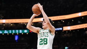 Hugo Gonzalez, alero de Boston Celtics, durante un partido ante Indiana Pacers.