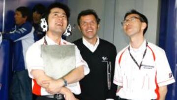 Loris Capirossi, entre dos t&eacute;cnicos de Bridgestone. 