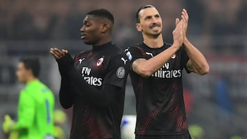 Ibrahimovic aplaude junto a Leao despu&eacute;s de su primer partido en su nueva etapa en el Mil&aacute;n.